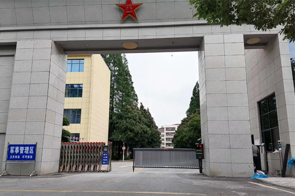 潛江市人民武裝部、車牌識別、人臉識別、廣告道閘、廣告小門安裝調(diào)試完畢